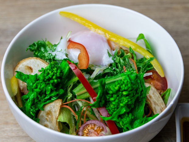 春野菜と温玉さらだ イメージ