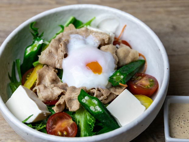 豆腐と豚肉の温玉さらだ イメージ